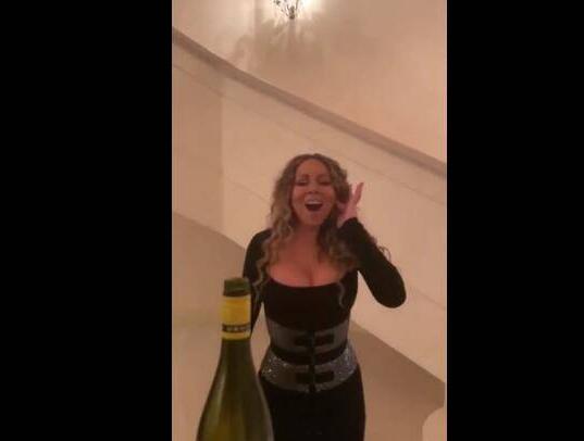 我们不一样！凯莉海豚音开瓶盖 神一样的操作让网友惊的合不上嘴