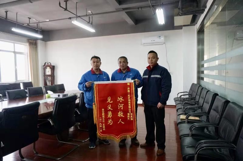 [温暖泉城]最美清运工六吨垃圾中扒出村民血汗钱