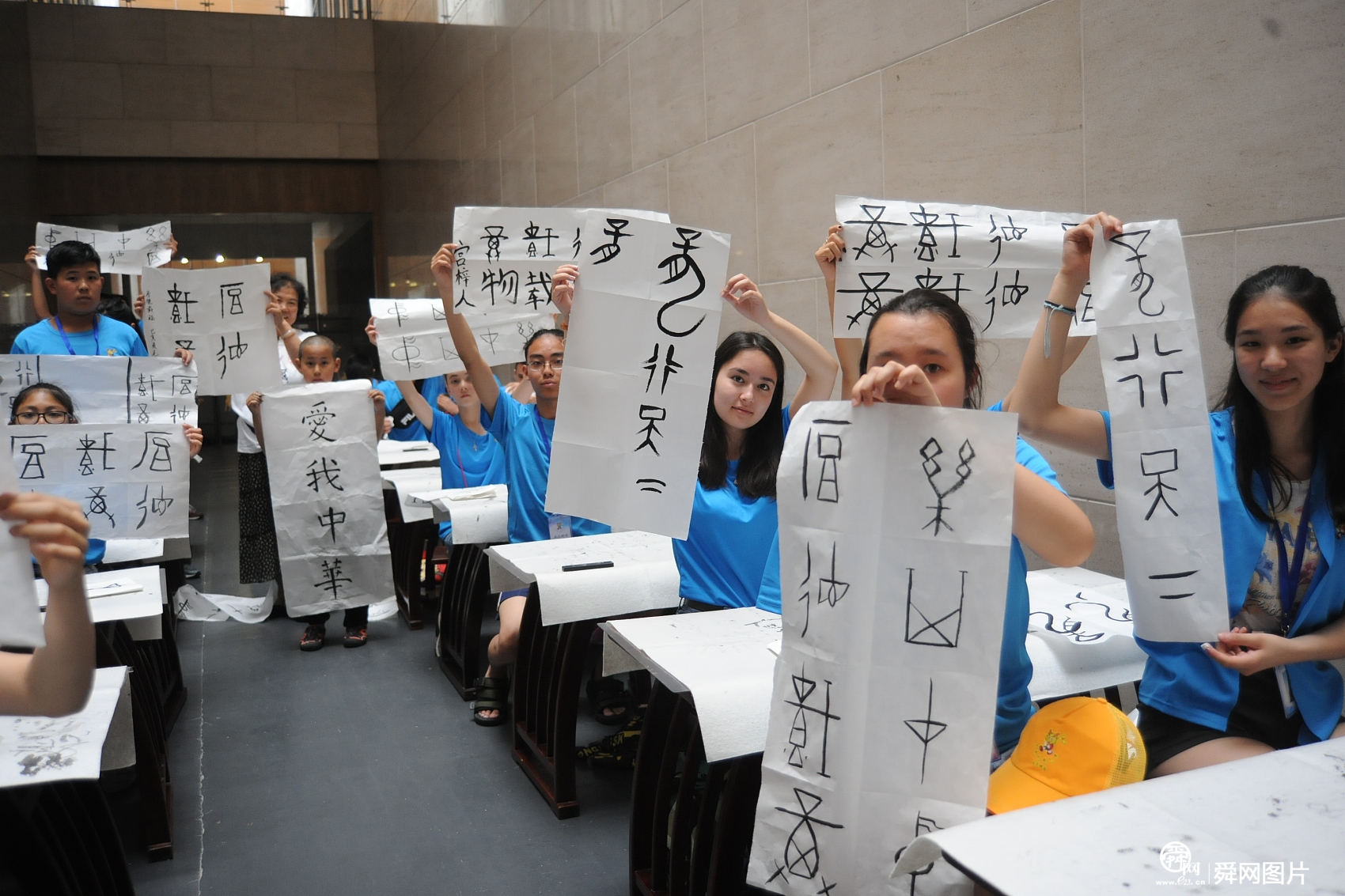 山东烟台：华裔青少年参与“中国寻根之旅” 学写甲骨文