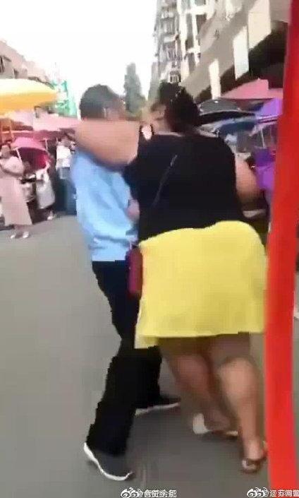 想红想疯了?女主播强吻七旬大爷 因寻衅滋事被拘自作自受