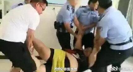 想红想疯了?女主播强吻七旬大爷 因寻衅滋事被拘自作自受