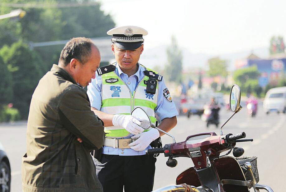 一位村民的“交警儿子”