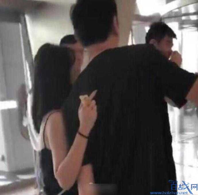 王思聪搂白衣美女,王思聪白衣女子,王思聪