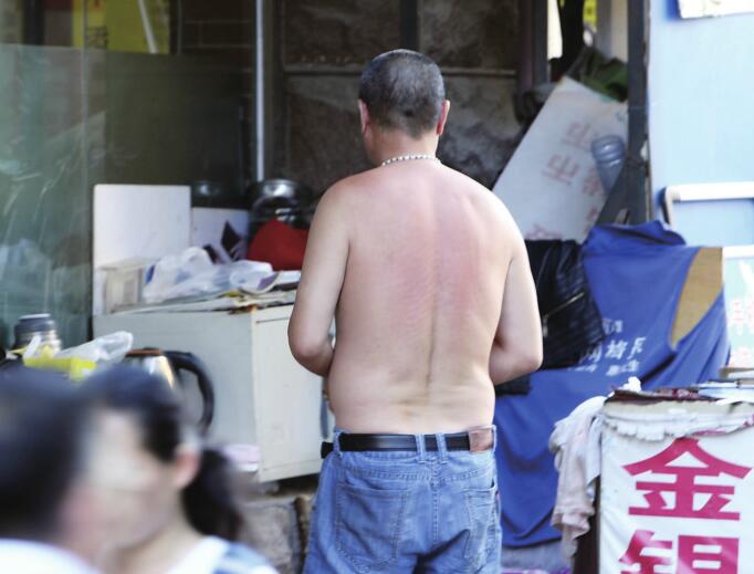 【不文明度夏曝光台】赤膊光膀真“LOW”