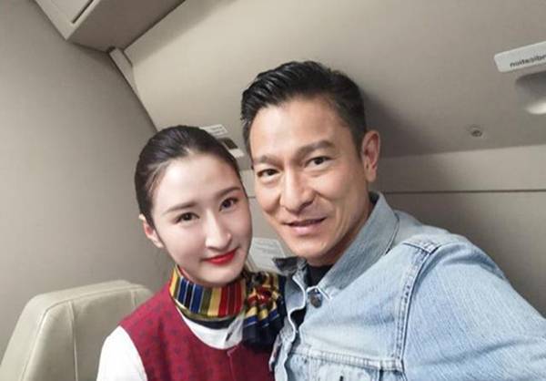 刘德华与空姐合影 当事人：开心到原地爆炸