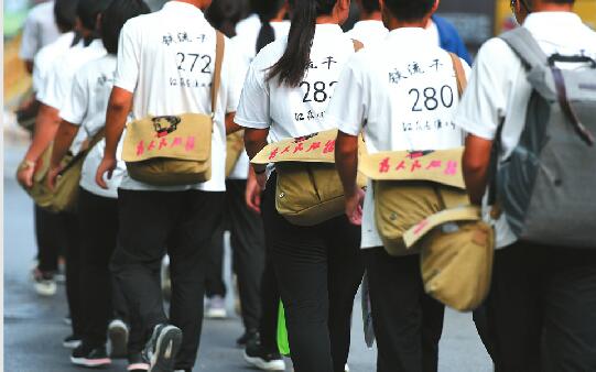 36天1200公里！34名师生徒步到北京 在济南“借宿”两晚捐助一贫困儿童