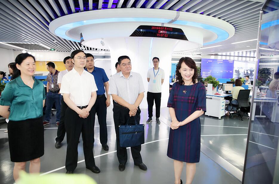 省委网信办领导来报业集团调研媒体融合工作