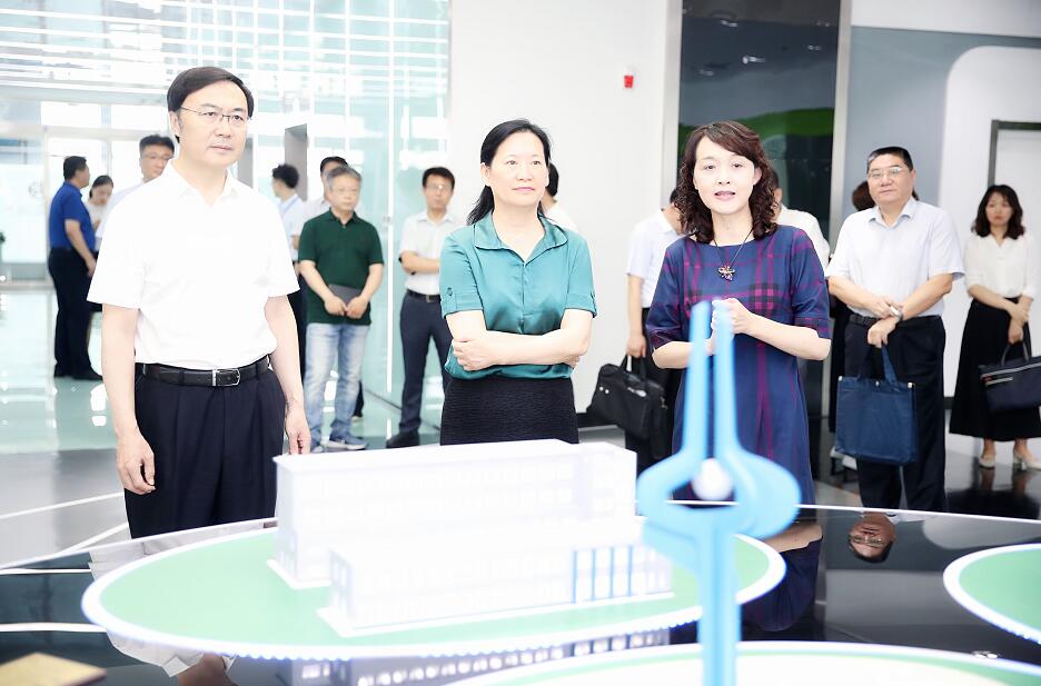 省委网信办领导来报业集团调研媒体融合工作
