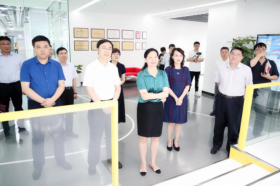 省委网信办领导来报业集团调研媒体融合工作