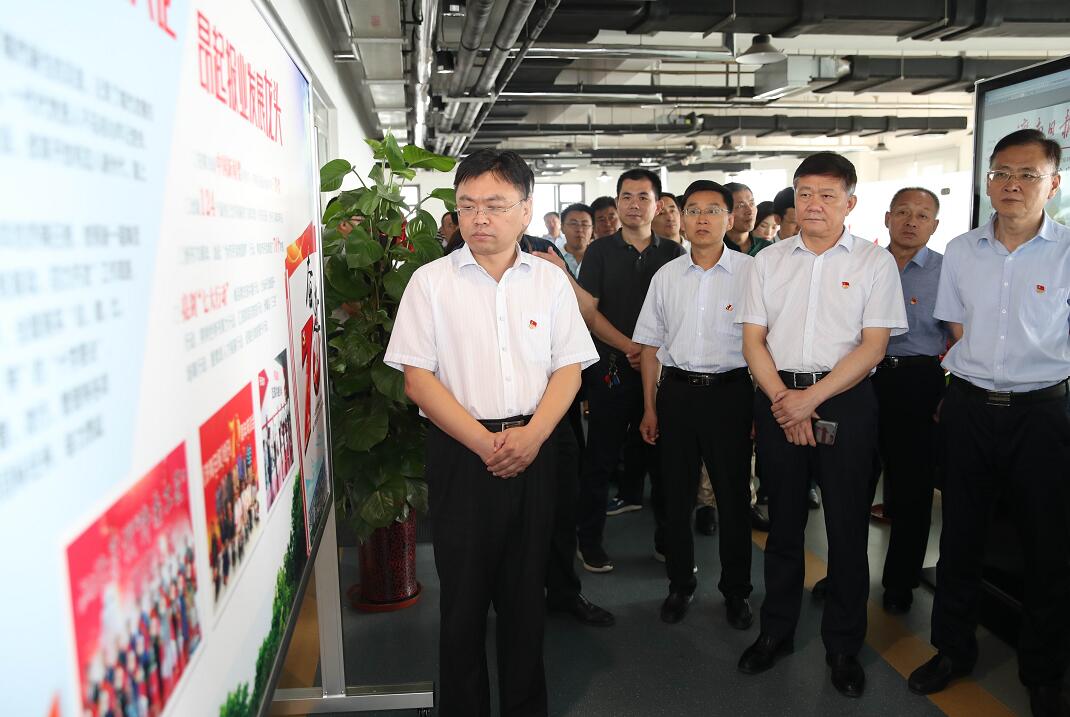 市口岸和物流办来报业集团开展形势政策教育