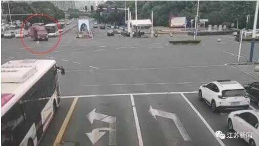 6岁女童冲进车流找爸爸，货车擦身而过！“超人”叔叔一把将她抱起