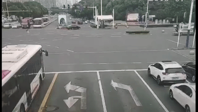 6岁女童冲进车流找爸爸，货车擦身而过！“超人”叔叔一把将她抱起