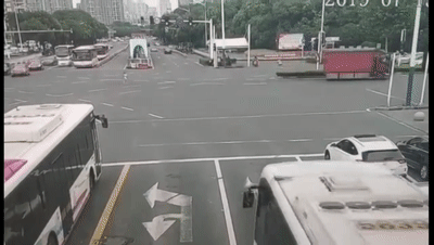 6岁女童冲进车流找爸爸，货车擦身而过！“超人”叔叔一把将她抱起