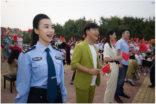 【我爱这片蓝色的国土】超燃!日照海边“快闪”千人同唱《我爱这蓝色国土》