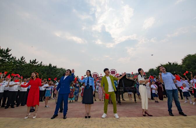 【我爱这片蓝色的国土】超燃!日照海边“快闪”千人同唱《我爱这蓝色国土》