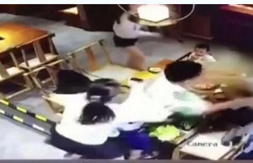 手段狠辣！端火锅泼妻子同学事件具体经过是什么 伤者三度烧伤