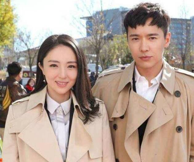 不受离婚影响!董璇离婚后现身 脚踩恨天高与众人聊天笑脸盈盈