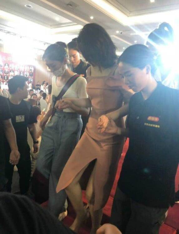 不受离婚影响!董璇离婚后现身 脚踩恨天高与众人聊天笑脸盈盈