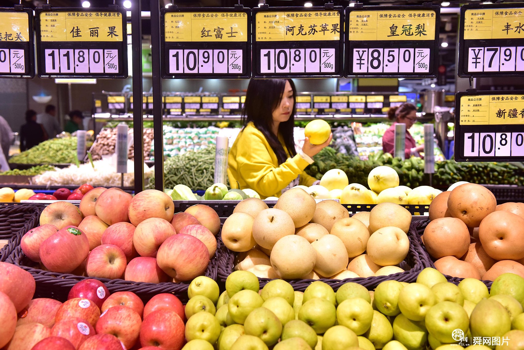 各类应季鲜果上市量持续增加 时令瓜果降价了！ 
