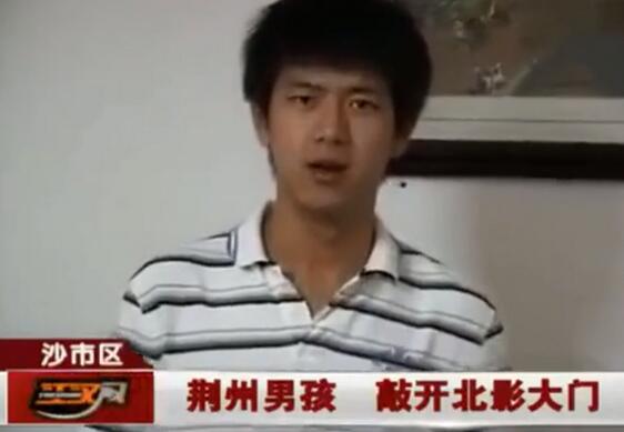 李现高考采访视频曝光:19岁模样青涩帅气才艺多,妈妈优雅出镜