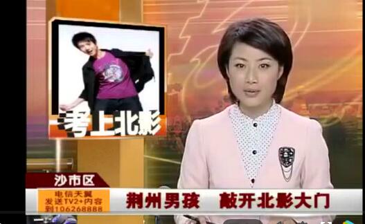 李现高考采访视频曝光:19岁模样青涩帅气才艺多,妈妈优雅出镜