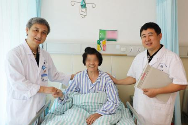 首例5G乳腺手术:“5G奶奶”接受国内首例5G乳腺手术,现已出院