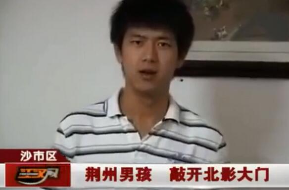 李现高考采访视频 从小多才多艺长相帅气 一同上镜的妈妈走红