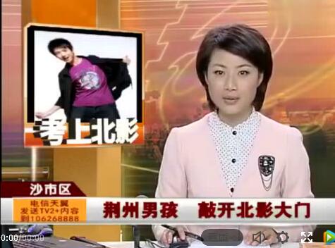 李现高考采访视频 从小多才多艺长相帅气 一同上镜的妈妈走红