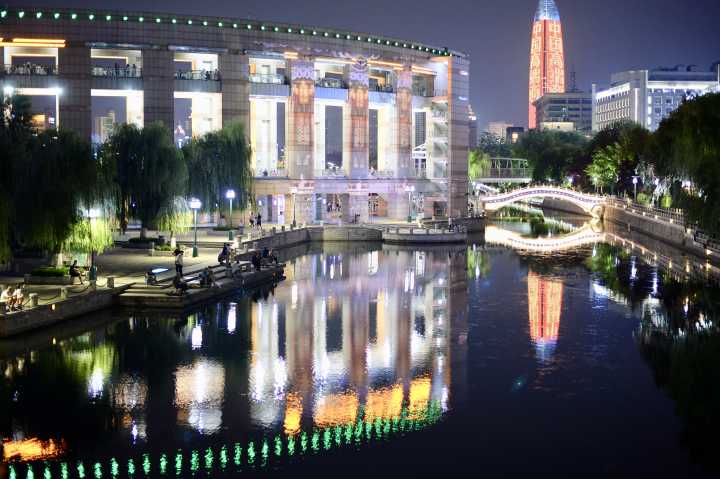 济南护城河开启夜航 两岸彩灯“彻夜不眠”