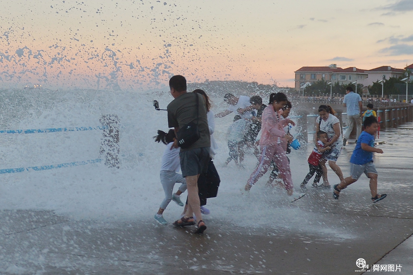 青岛：受台风“丹娜丝”影响 沿海现“惊涛拍岸”场景