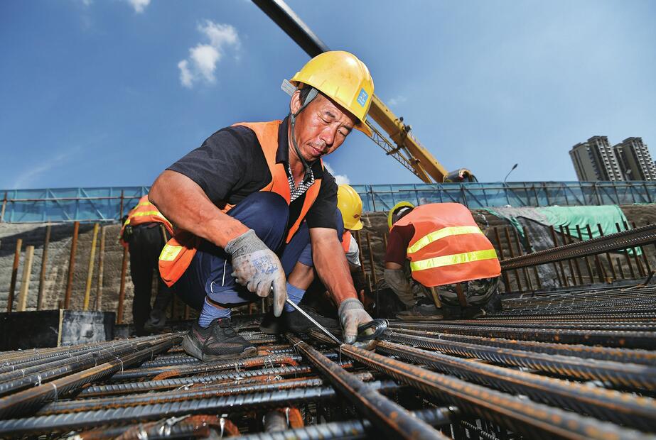 世纪大道工程现场 筑路工人头顶烈日加紧施工