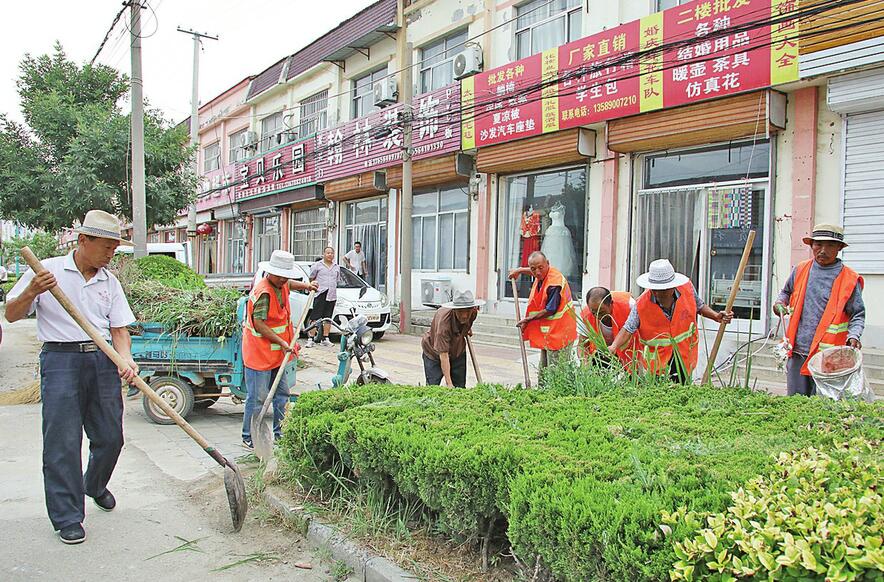 不惧高温酷暑 他们奋战在环境提升一线