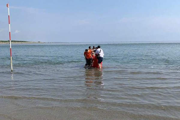 惊魂一幕!江映蓉拍MV险出事,整个身体沉入海水里?画面曝光相当吓人