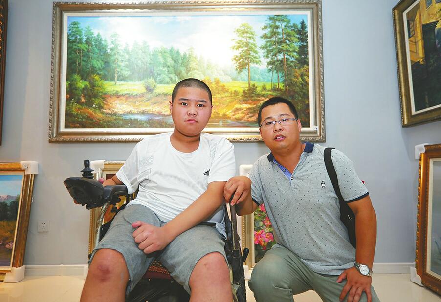 百名青年记者下基层丨15名年轻记者结对帮扶平阴绿泽画院残疾画师雕刻师