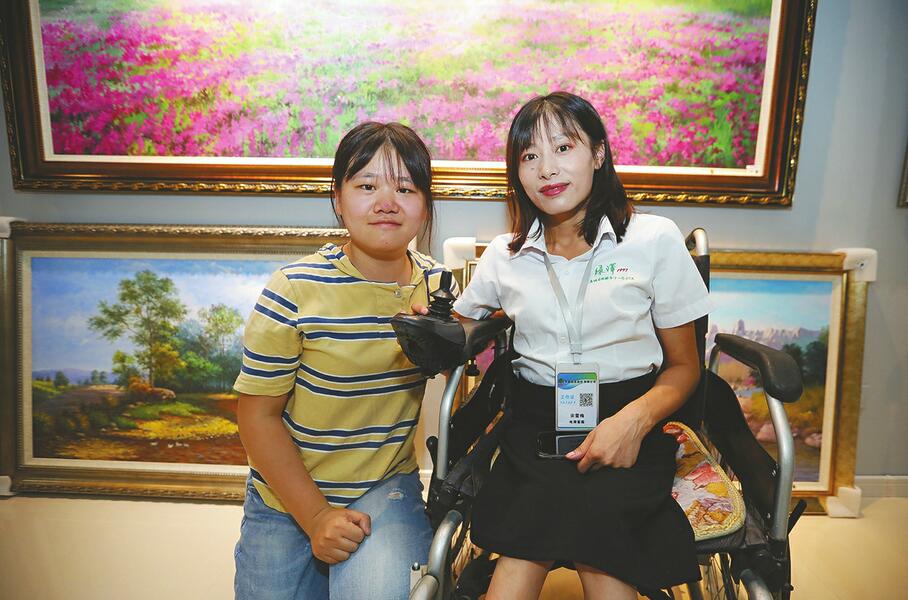 百名青年记者下基层丨15名年轻记者结对帮扶平阴绿泽画院残疾画师雕刻师