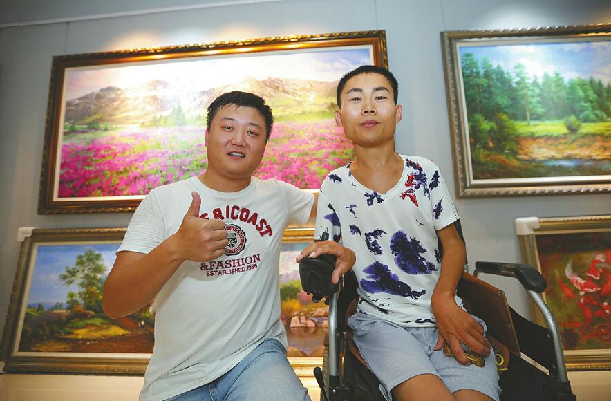 百名青年记者下基层丨15名年轻记者结对帮扶平阴绿泽画院残疾画师雕刻师