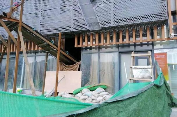 济南一商铺施工时隔断墙倒塌 一名工人被砸中不幸身亡