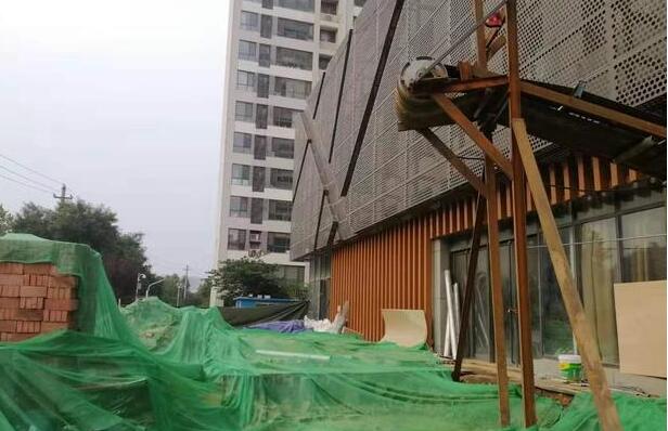 济南一商铺施工时隔断墙倒塌 一名工人被砸中不幸身亡