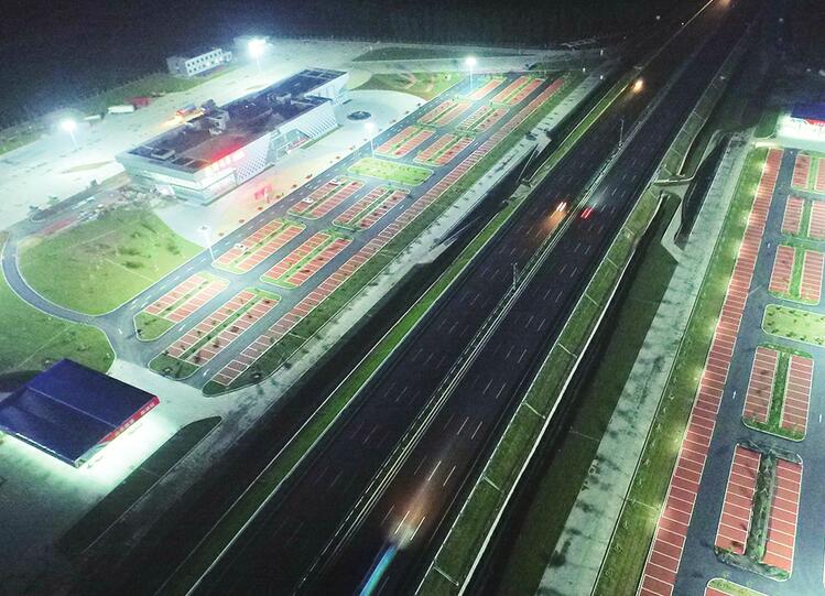 济青北线通车首晚体验：道路开阔好跑 “隆声带”提神