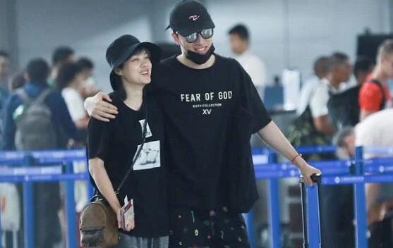 刘翔吴莎穿情侣装现身机场,搂搂抱抱有说有笑,狗粮撒的不错!