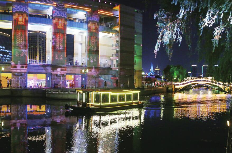 乘船环游夜泉城灯火璀璨特迷人