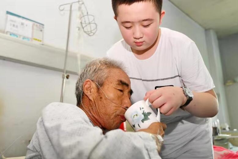 [温暖泉城] 爱心涌向病房里的“最小陪护”