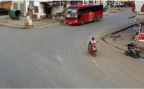 14岁男生开大巴技术娴熟怎么做到的?  警方已调查