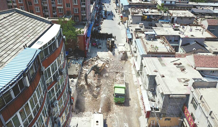 白马山西路违章房屋拆除 20年的“卡脖子”路终于畅通了