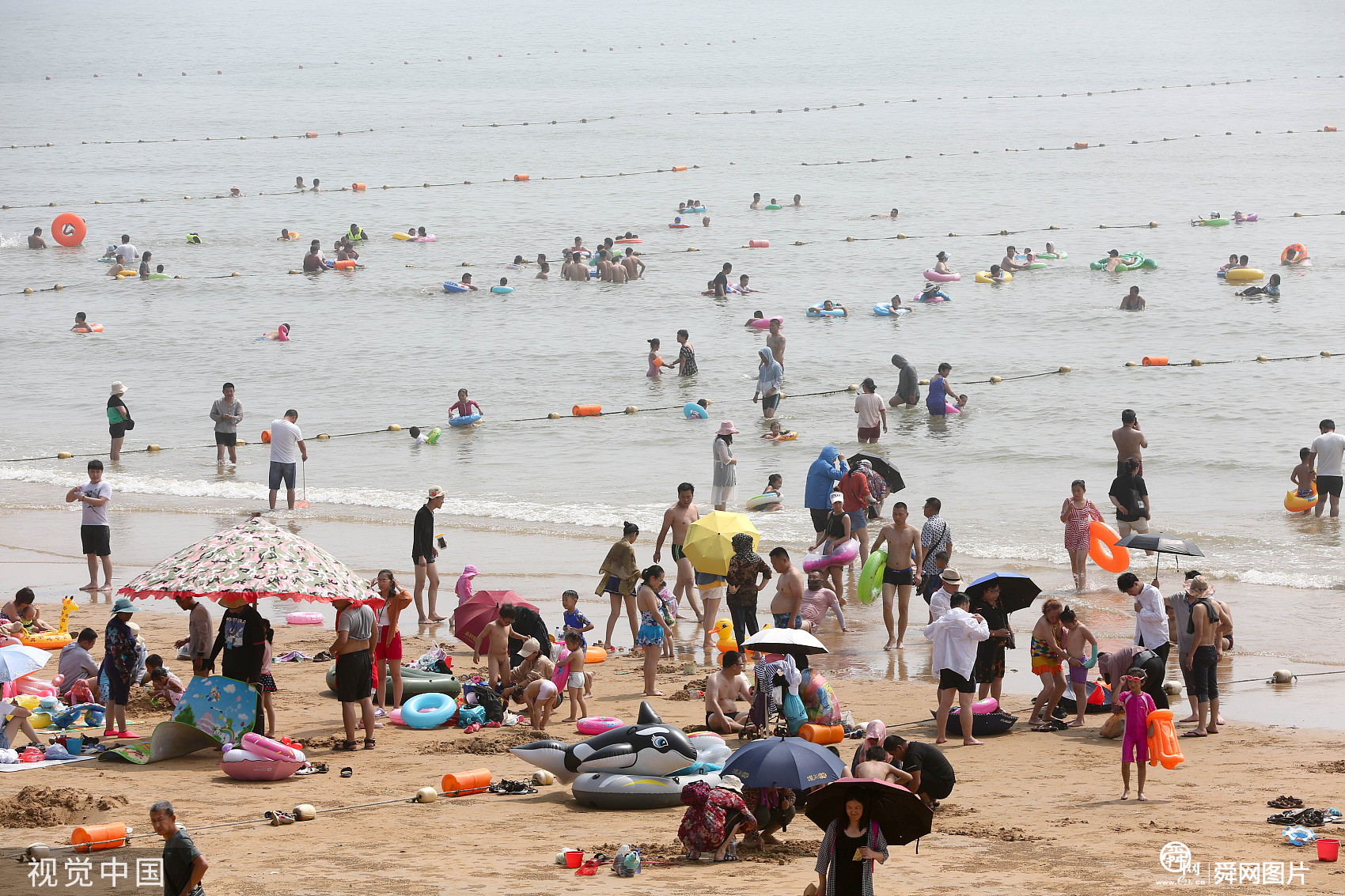 山东日照：海边度假村迎来旅游旺季 游人如织