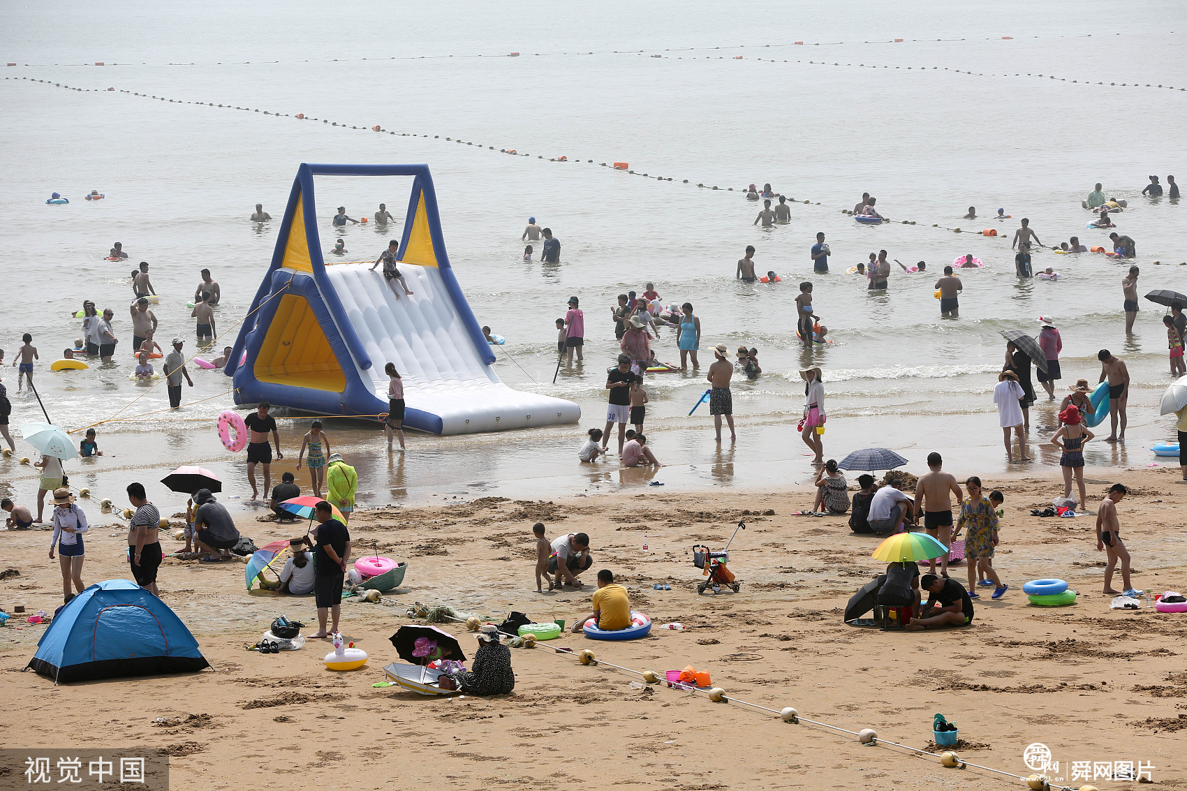 山东日照：海边度假村迎来旅游旺季 游人如织