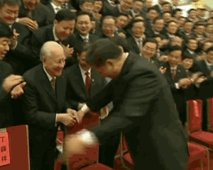 合影时，他们坐在了总书记身边