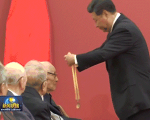 合影时，他们坐在了总书记身边