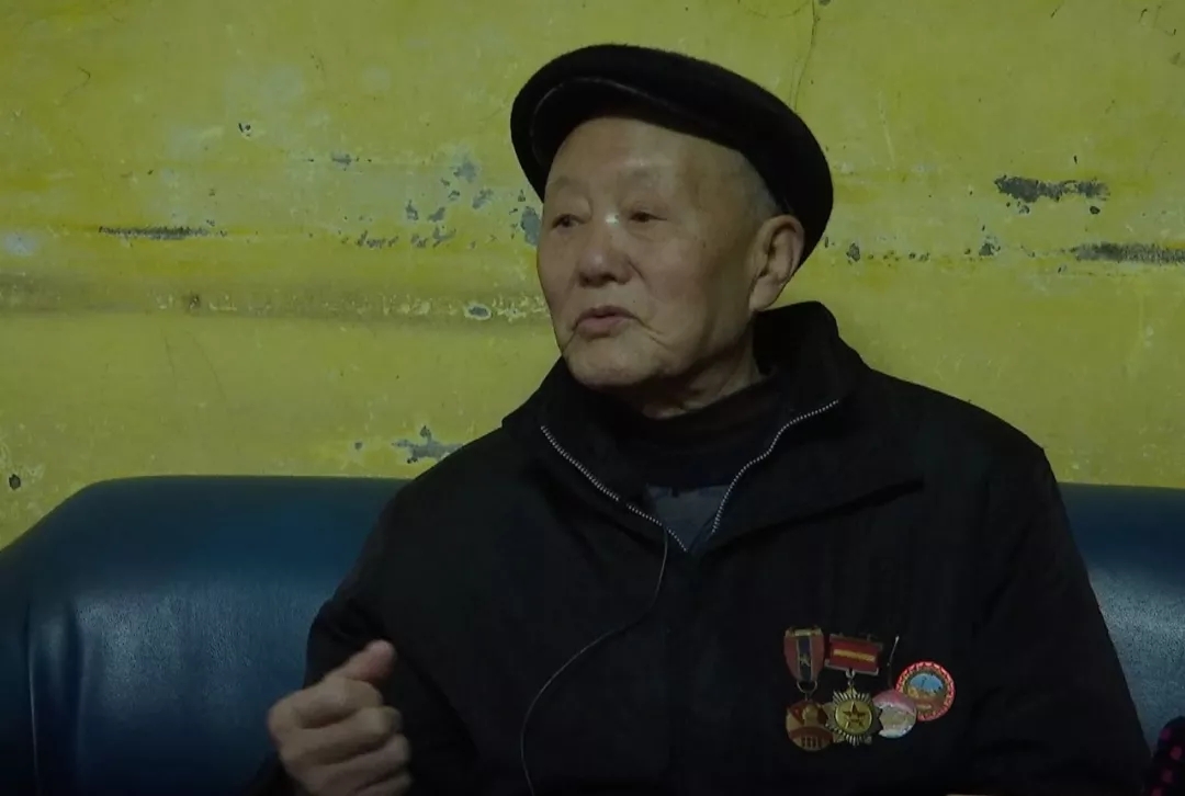 这一天，他握住老英雄的双手