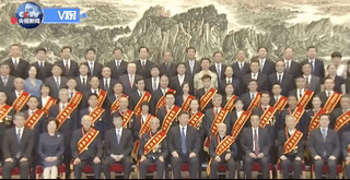 这一天，他握住老英雄的双手